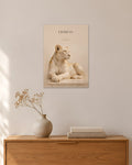 Lioness – Löwin Marmor Poster – 30 × 42 cm ohne Rahmen – Raumansicht – Art Bros