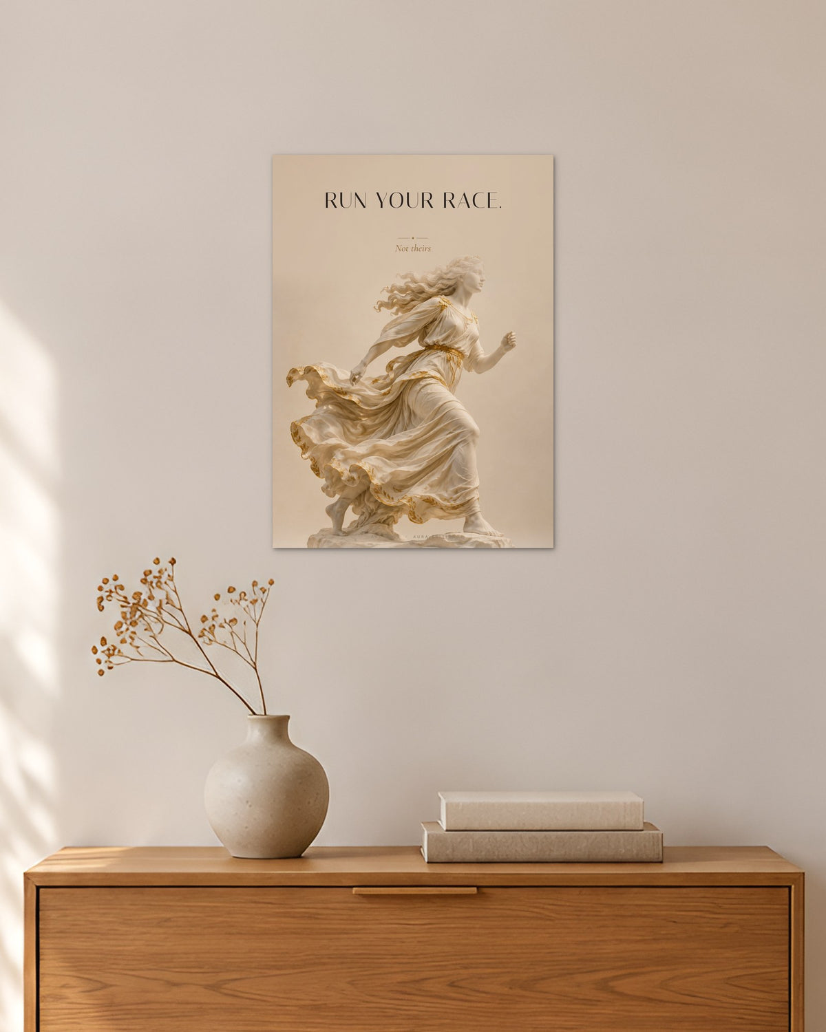Run Your Race – Läuferin Poster – 30 × 42 cm ohne Rahmen – Raumansicht – Art Bros