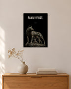 Family First – Wölfin mit Welpen Poster – 30 × 42 cm ohne Rahmen – Raumansicht – Art Bros