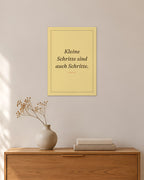 „Kleine Schritte sind auch Schritte“ – Spruch-Poster – 30 × 42 cm ohne Rahmen – Raumansicht – Art Bros