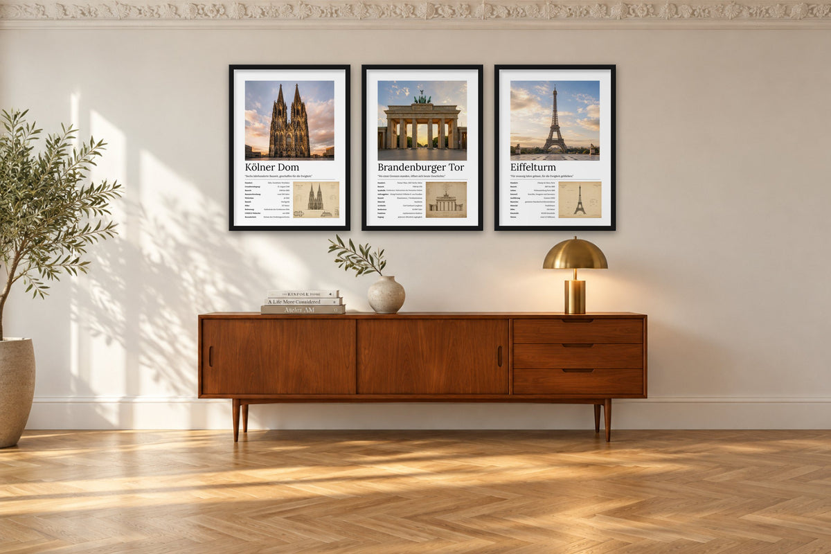 Altbau-Wohnzimmer mit drei Art Bros Wandbildern: Kölner Dom, Brandenburger Tor und Eiffelturm im schwarzen Rahmen