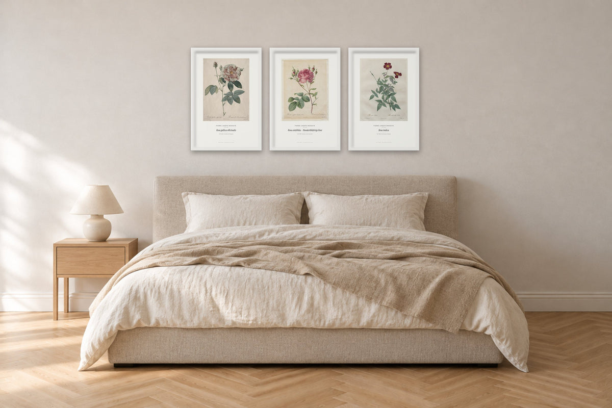 Schlafzimmer mit drei Rosen von Pierre-Joseph Redouté im weißen Rahmen