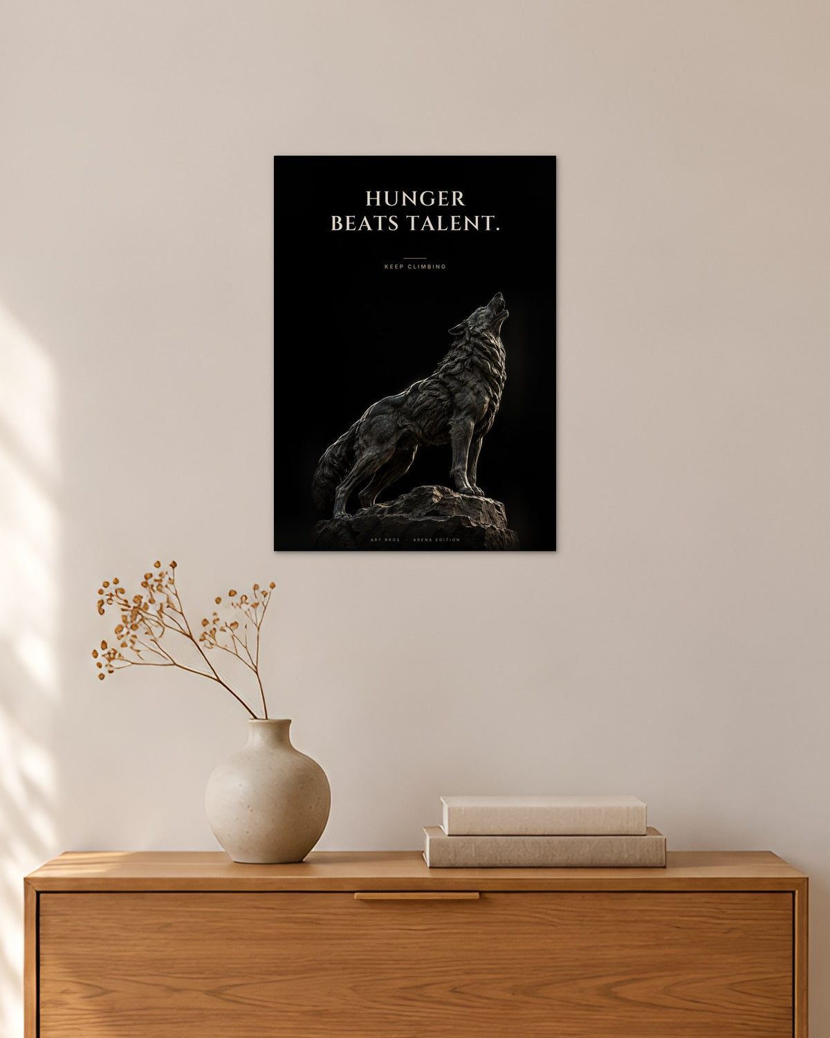 Hunger Beats Talent – Heulender Wolf Poster – 30 × 42 cm ohne Rahmen – Raumansicht – Art Bros