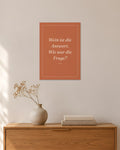 „Wein ist die Antwort. Wie war die Frage?“ – Spruch-Poster – 30 × 42 cm ohne Rahmen – Raumansicht – Art Bros