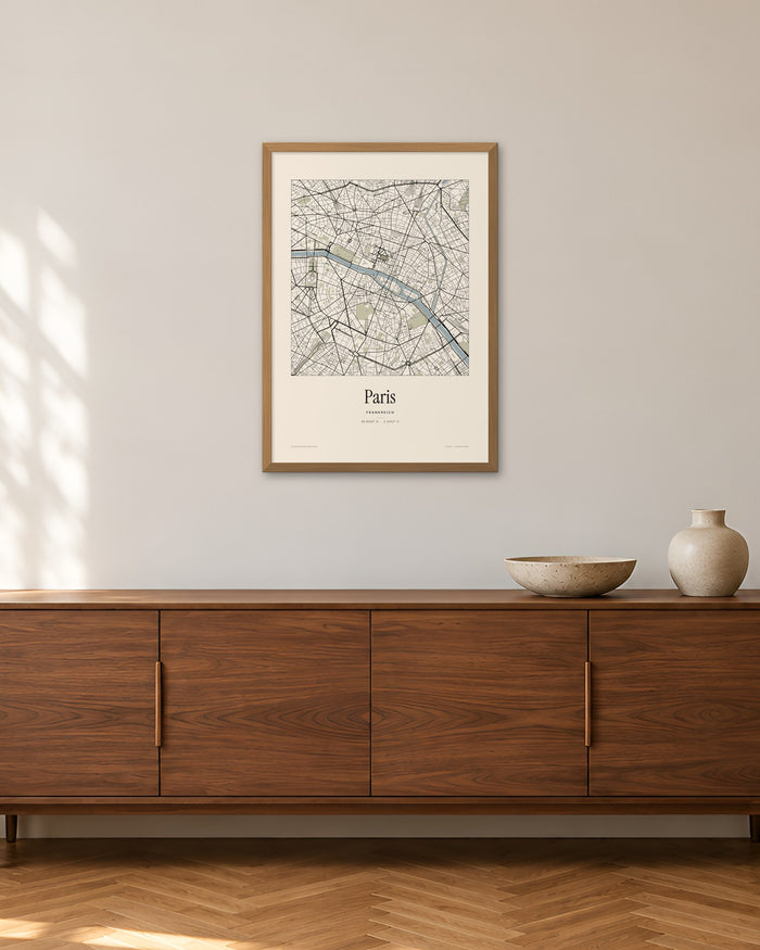 Paris Stadtplan – Wandbild – 50 × 70 cm im Holzrahmen – Raumansicht – Art Bros