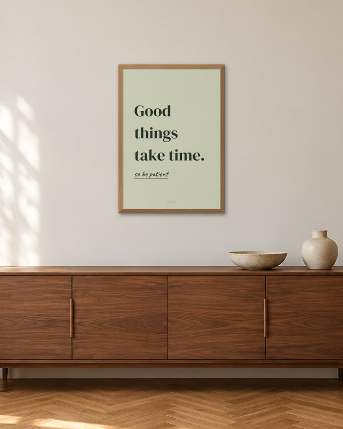 „Good things take time“ – Spruch-Poster – 50 × 70 cm im Holzrahmen – Raumansicht – Art Bros