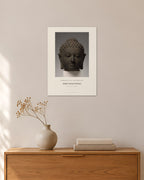 Buddha-Kopf aus Borobudur – Indonesisch (Java), Shailendra-Zeit – 30 × 42 cm ohne Rahmen – Raumansicht – Art Bros