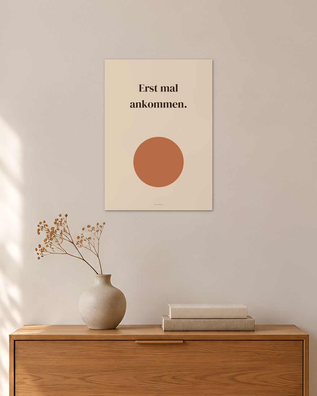 „Erst mal ankommen“ – Spruch-Poster – 30 × 42 cm ohne Rahmen – Raumansicht – Art Bros