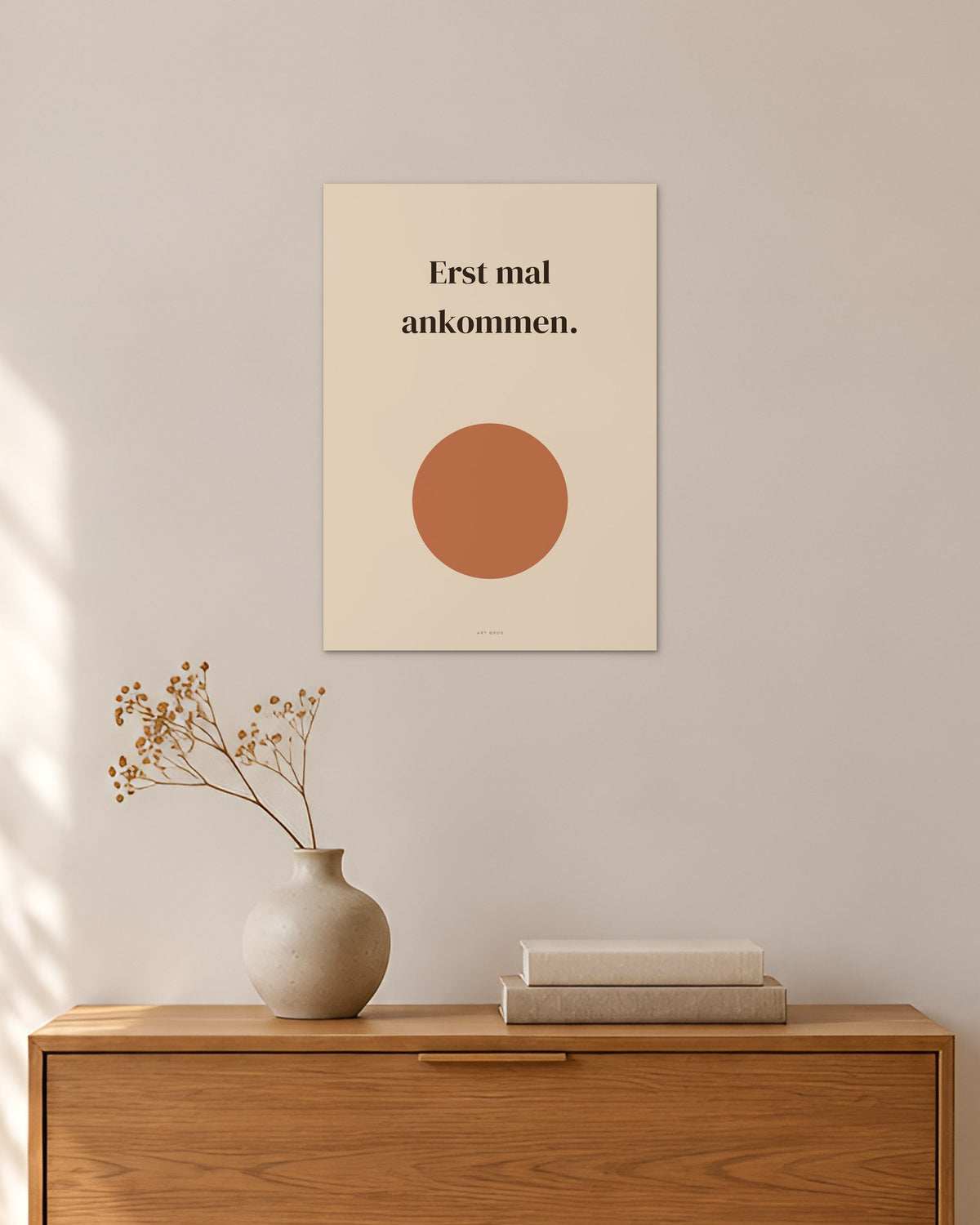 „Erst mal ankommen“ – Spruch-Poster – 30 × 42 cm ohne Rahmen – Raumansicht – Art Bros