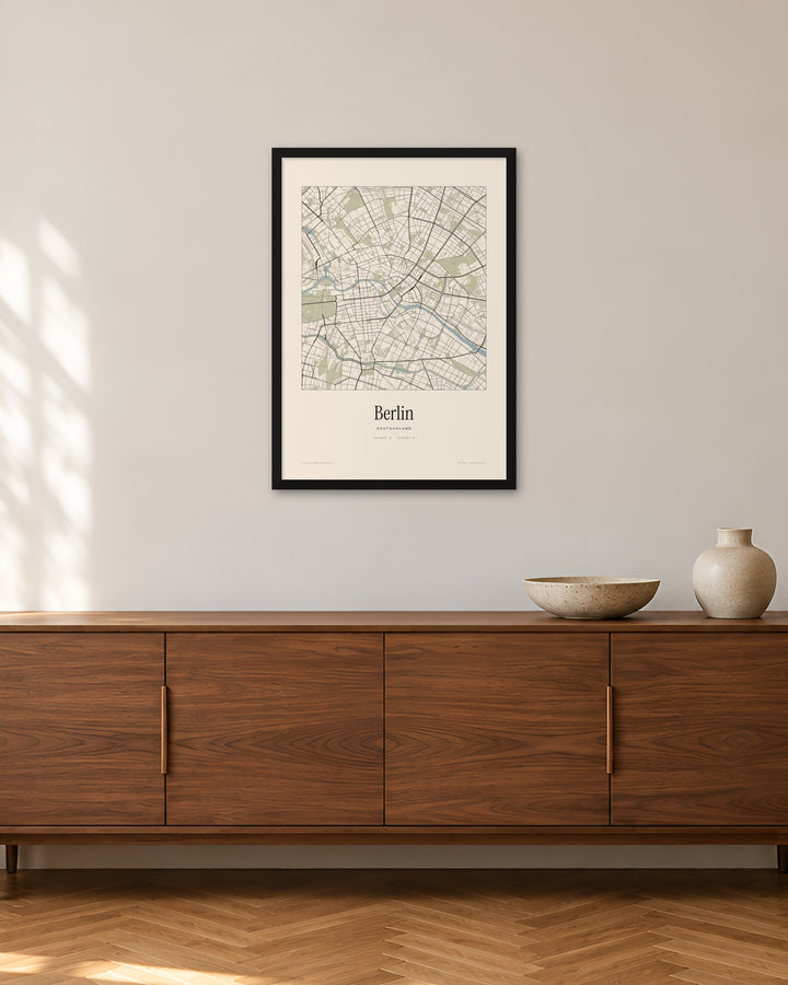 Berlin Stadtplan – Wandbild – 50 × 70 cm im schwarzen Rahmen – Raumansicht – Art Bros