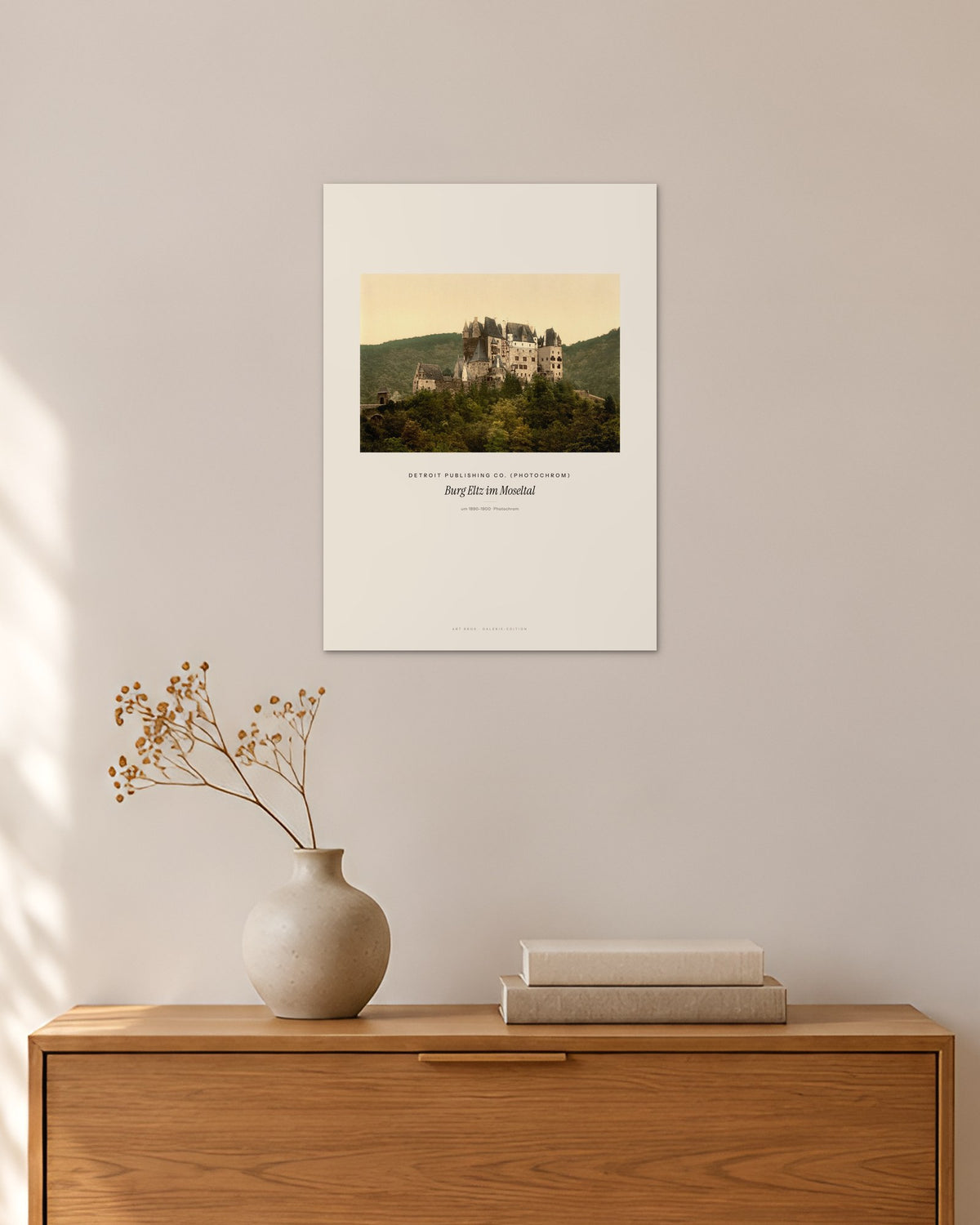Burg Eltz im Moseltal – Detroit Publishing Co. (Photochrom) – 30 × 42 cm ohne Rahmen – Raumansicht – Art Bros