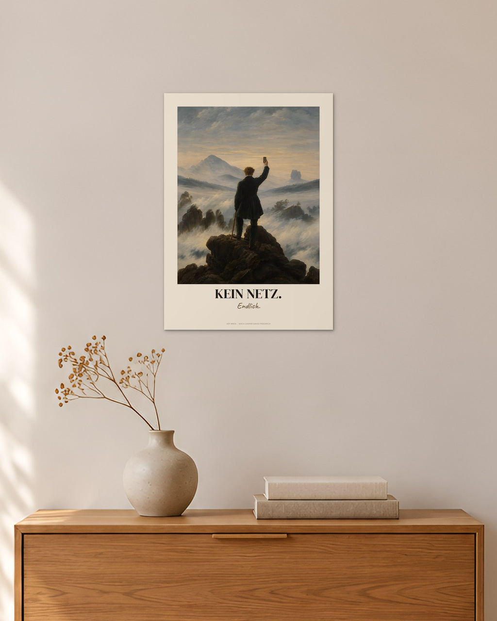Der Wanderer über dem Nebelmeer – „Kein Netz“ | Klassiker neu gedacht – 30 × 42 cm ohne Rahmen – Raumansicht – Art Bros