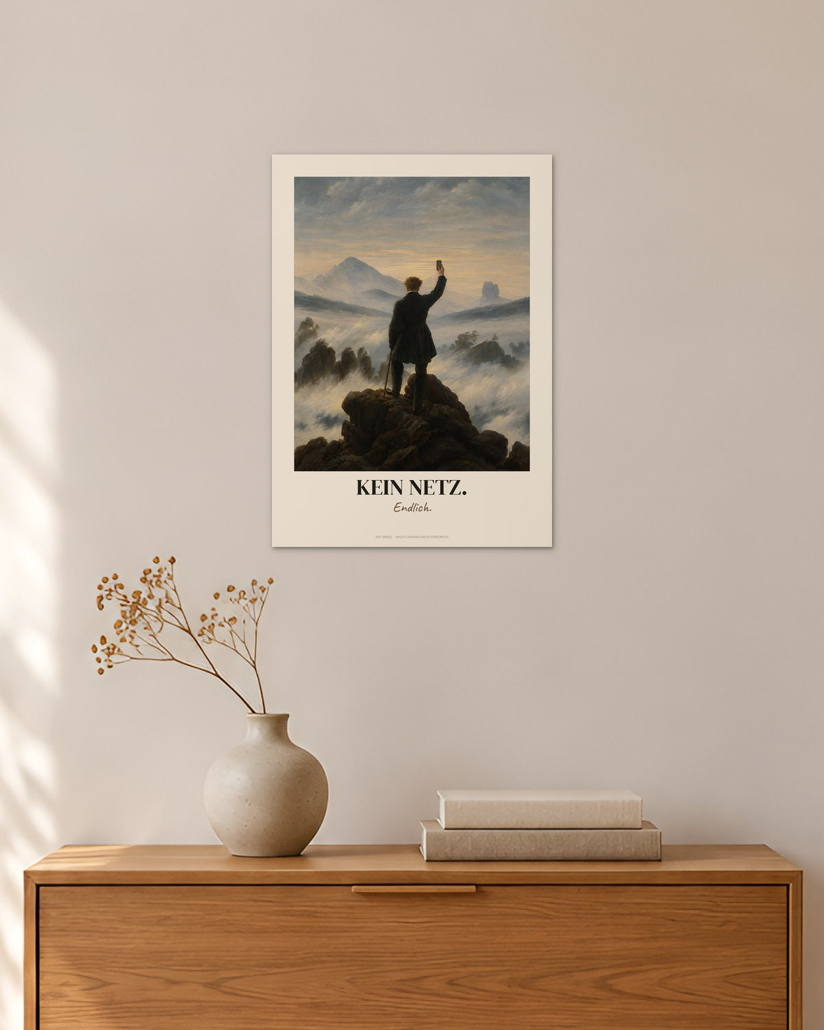 Der Wanderer über dem Nebelmeer – „Kein Netz“ | Klassiker neu gedacht – 30 × 42 cm ohne Rahmen – Raumansicht – Art Bros