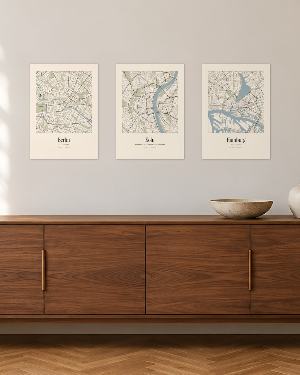 Stadtplan Bundle Großstädte – 3er-Set Wandbilder – 30 × 42 cm ohne Rahmen – Raumansicht – Art Bros