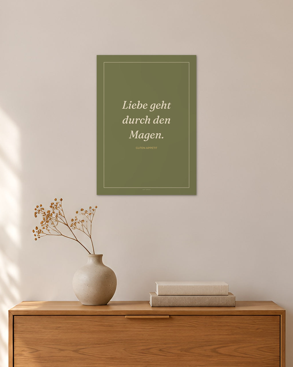„Liebe geht durch den Magen“ – Spruch-Poster – 30 × 42 cm ohne Rahmen – Raumansicht – Art Bros