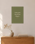 „Liebe geht durch den Magen“ – Spruch-Poster – 30 × 42 cm ohne Rahmen – Raumansicht – Art Bros