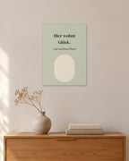 „Hier wohnt Glück“ – Spruch-Poster – 30 × 42 cm ohne Rahmen – Raumansicht – Art Bros