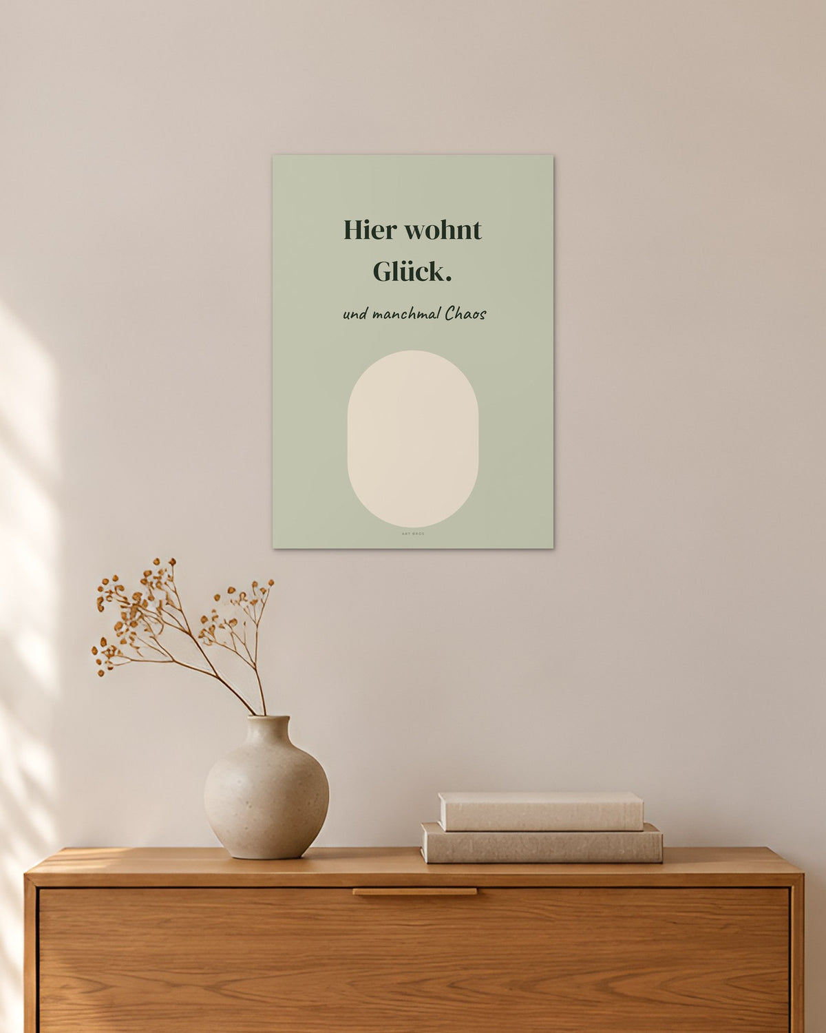 „Hier wohnt Glück“ – Spruch-Poster – 30 × 42 cm ohne Rahmen – Raumansicht – Art Bros