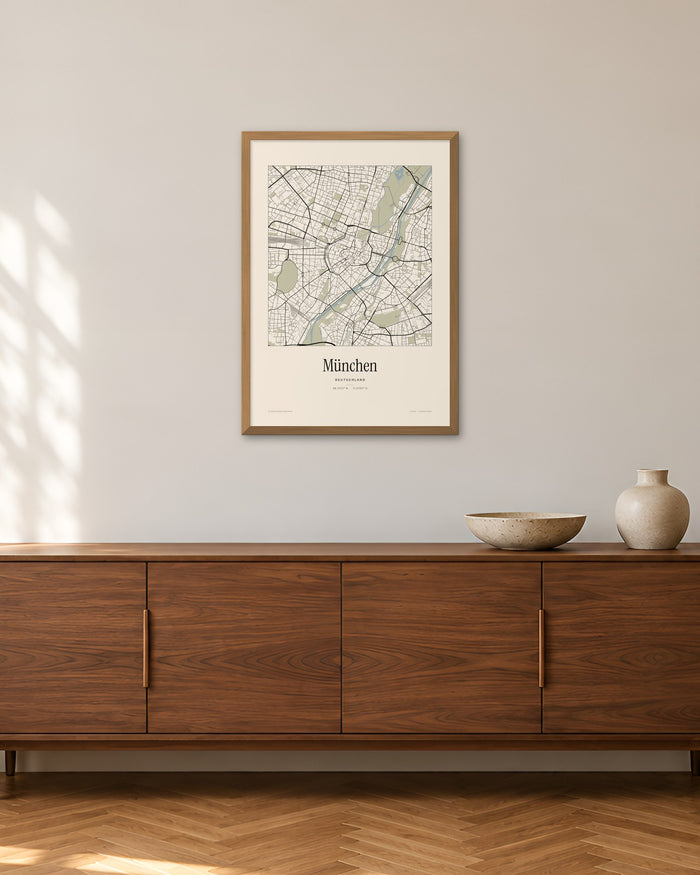 München Stadtplan – Wandbild – 50 × 70 cm im Holzrahmen – Raumansicht – Art Bros