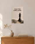 „Play The Long Game“ – Geld & Business Poster – 30 × 42 cm ohne Rahmen – Raumansicht – Art Bros