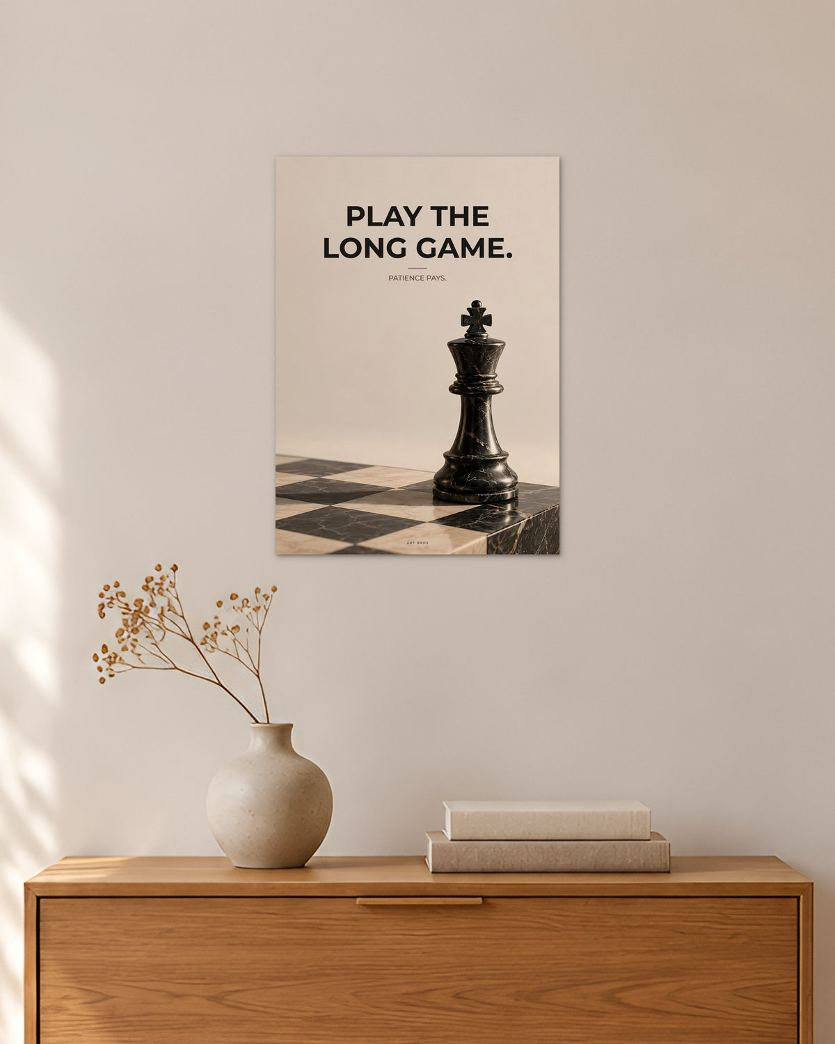 „Play The Long Game“ – Geld & Business Poster – 30 × 42 cm ohne Rahmen – Raumansicht – Art Bros