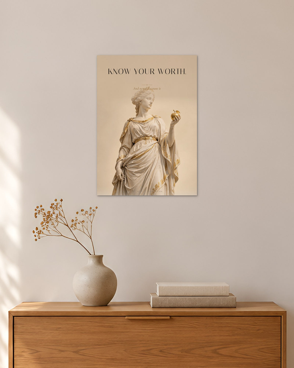Know Your Worth – Goldener Apfel Poster – 30 × 42 cm ohne Rahmen – Raumansicht – Art Bros