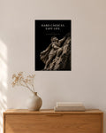 Hard Choices. Easy Life – Aufstieg Poster – 30 × 42 cm ohne Rahmen – Raumansicht – Art Bros