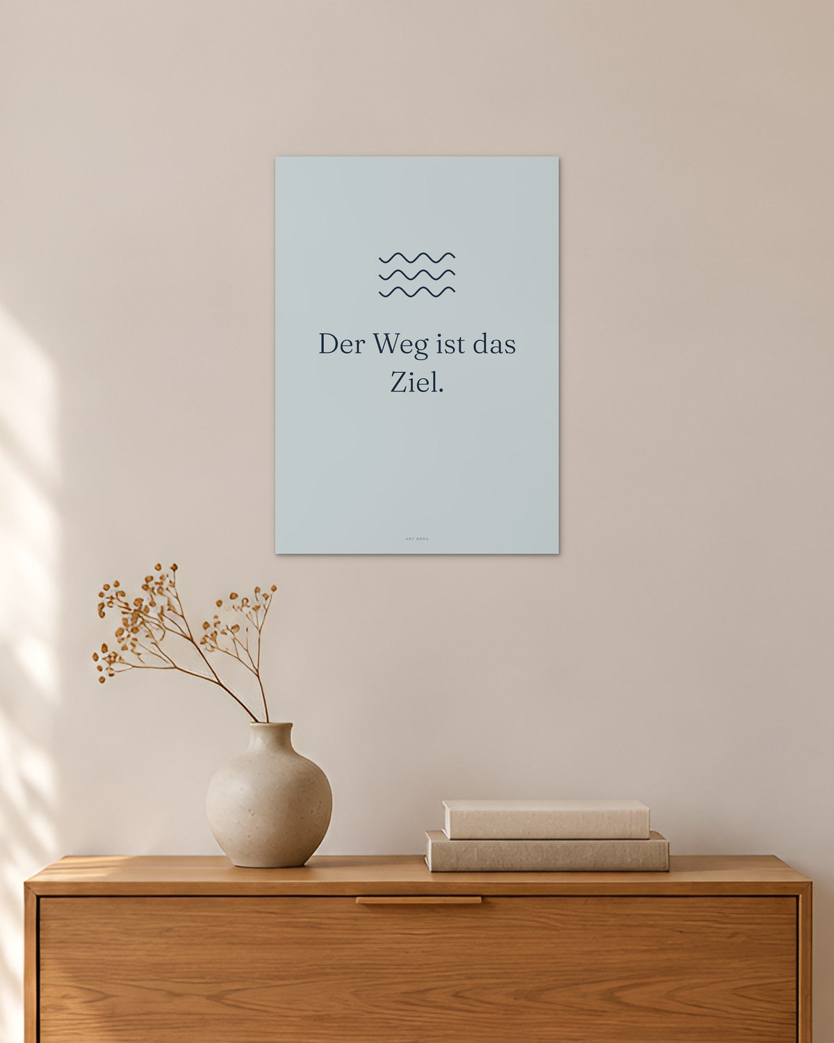 „Der Weg ist das Ziel“ – Spruch-Poster – 30 × 42 cm ohne Rahmen – Raumansicht – Art Bros