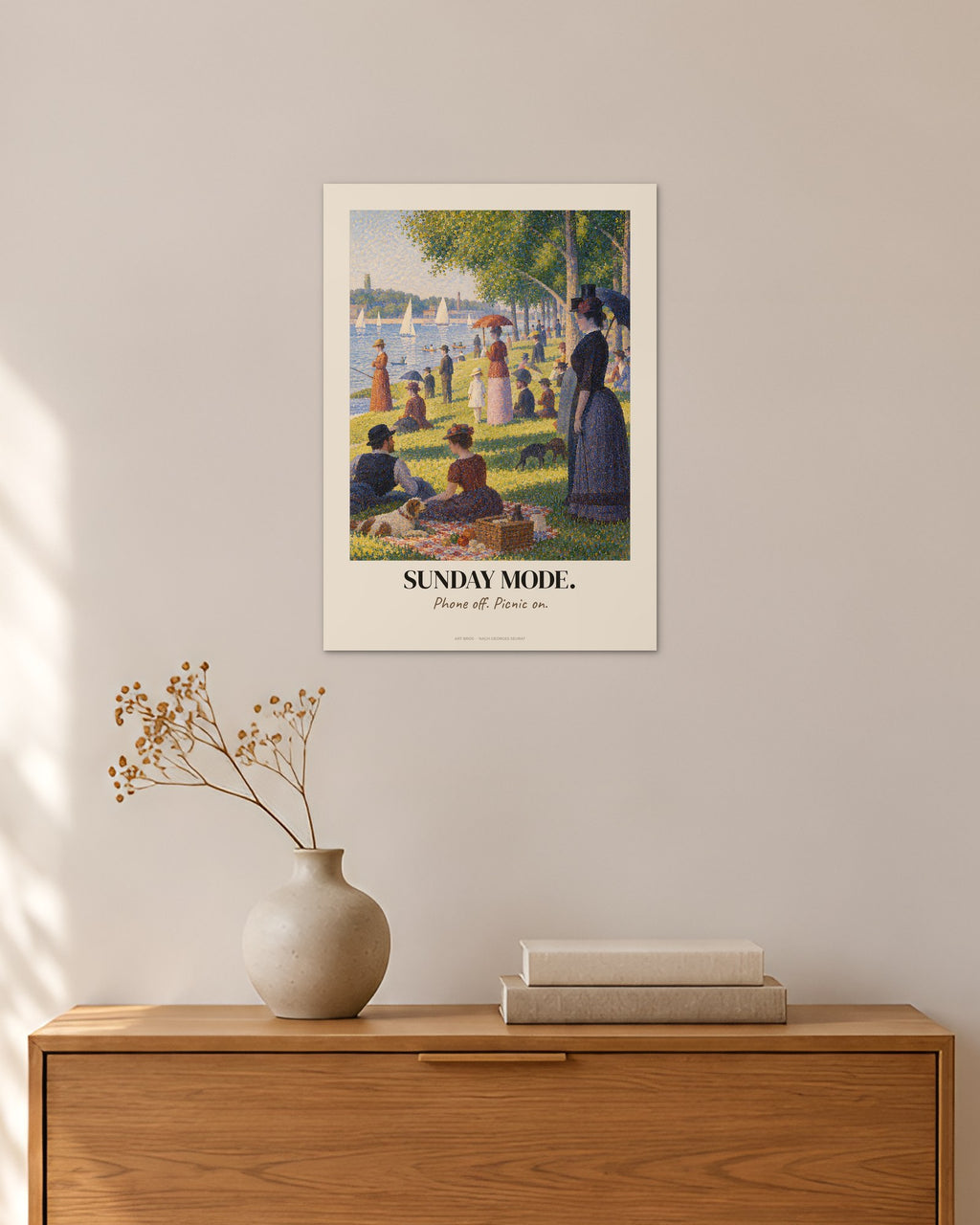 Ein Sonntagnachmittag auf der Grande Jatte – „Sunday Mode“ | Klassiker neu gedacht – 30 × 42 cm ohne Rahmen – Raumansicht – Art Bros