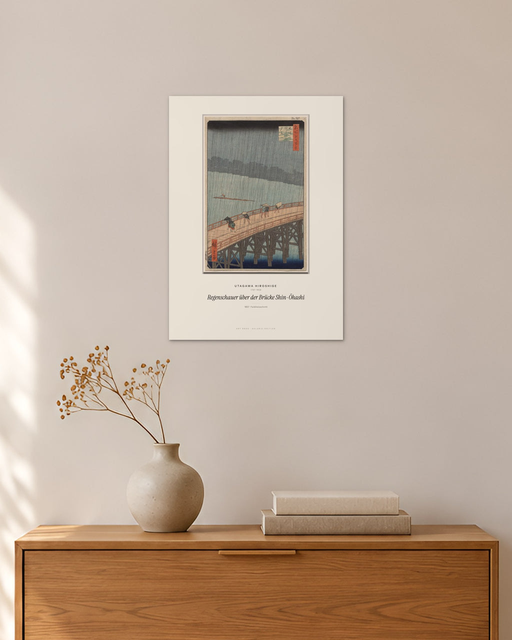 Regenschauer über der Brücke Shin-Ōhashi – Utagawa Hiroshige – 30 × 42 cm ohne Rahmen – Raumansicht – Art Bros