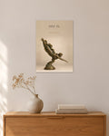 Dive in – Schwimmerin Poster – 30 × 42 cm ohne Rahmen – Raumansicht – Art Bros