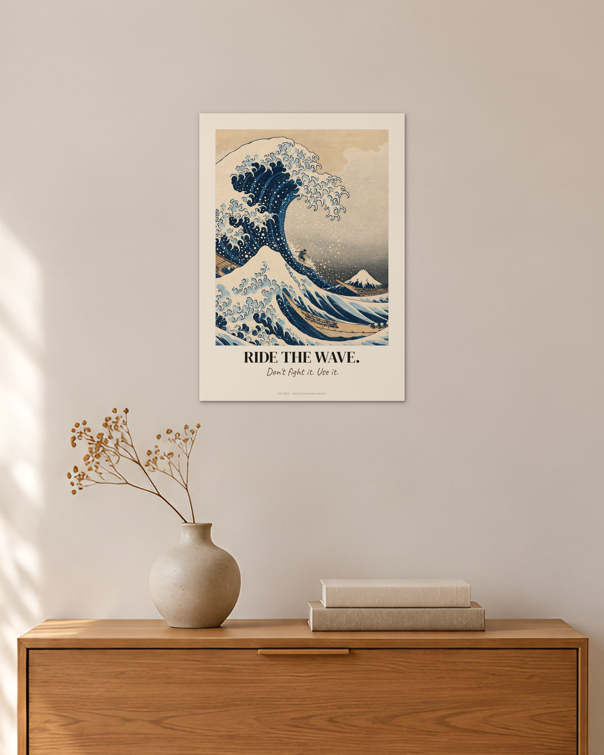 Die große Welle vor Kanagawa – „Ride The Wave“ | Klassiker neu gedacht – 30 × 42 cm ohne Rahmen – Raumansicht – Art Bros