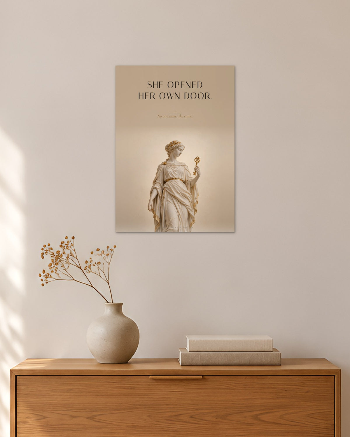 She Opened Her Own Door – Goldener Schlüssel Poster – 30 × 42 cm ohne Rahmen – Raumansicht – Art Bros