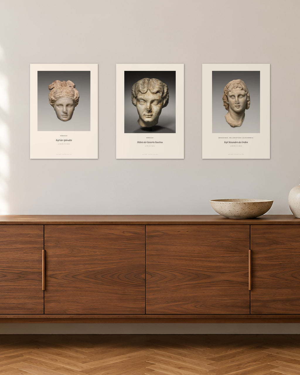 Antike Köpfe – 3er-Set Wandbilder – 30 × 42 cm ohne Rahmen – Raumansicht – Art Bros
