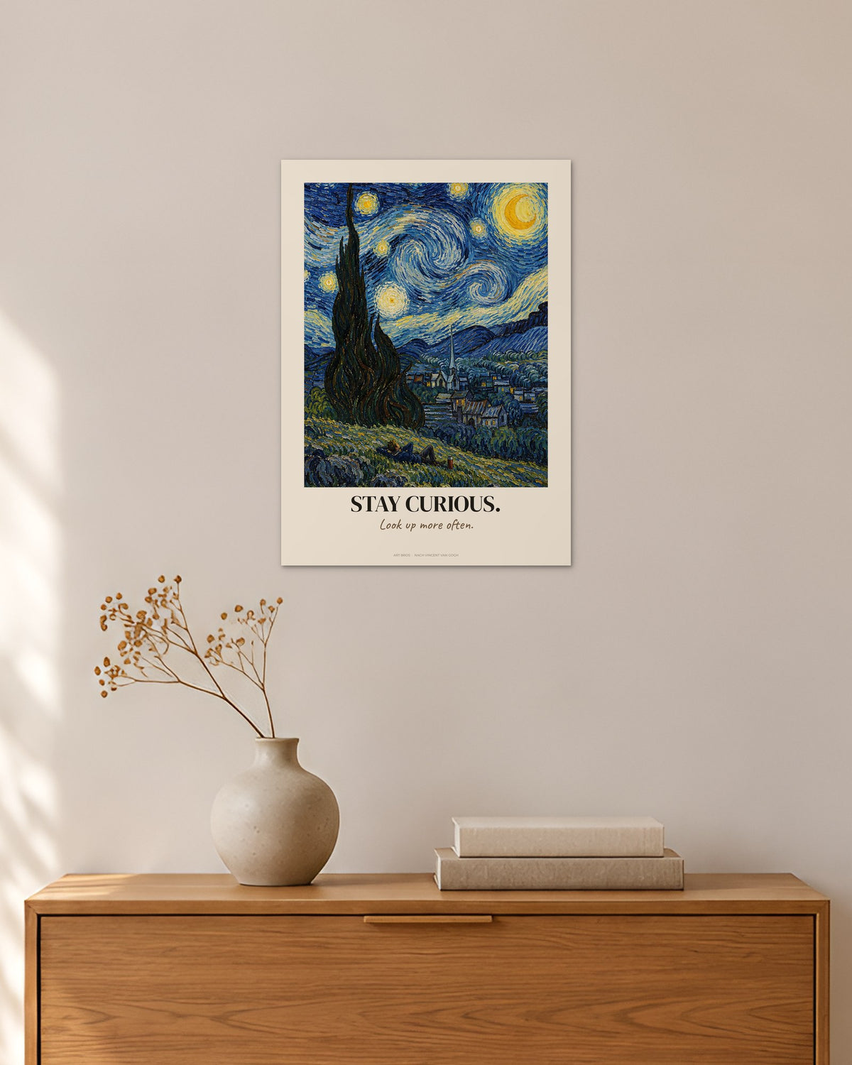 Sternennacht – „Stay Curious“ | Klassiker neu gedacht – 30 × 42 cm ohne Rahmen – Raumansicht – Art Bros