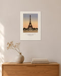 Der Eiffelturm in Paris – Detroit Publishing Co. (Photochrom) – 30 × 42 cm ohne Rahmen – Raumansicht – Art Bros