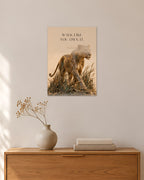 Walk Like You Own It – Schreitende Löwin Poster – 30 × 42 cm ohne Rahmen – Raumansicht – Art Bros
