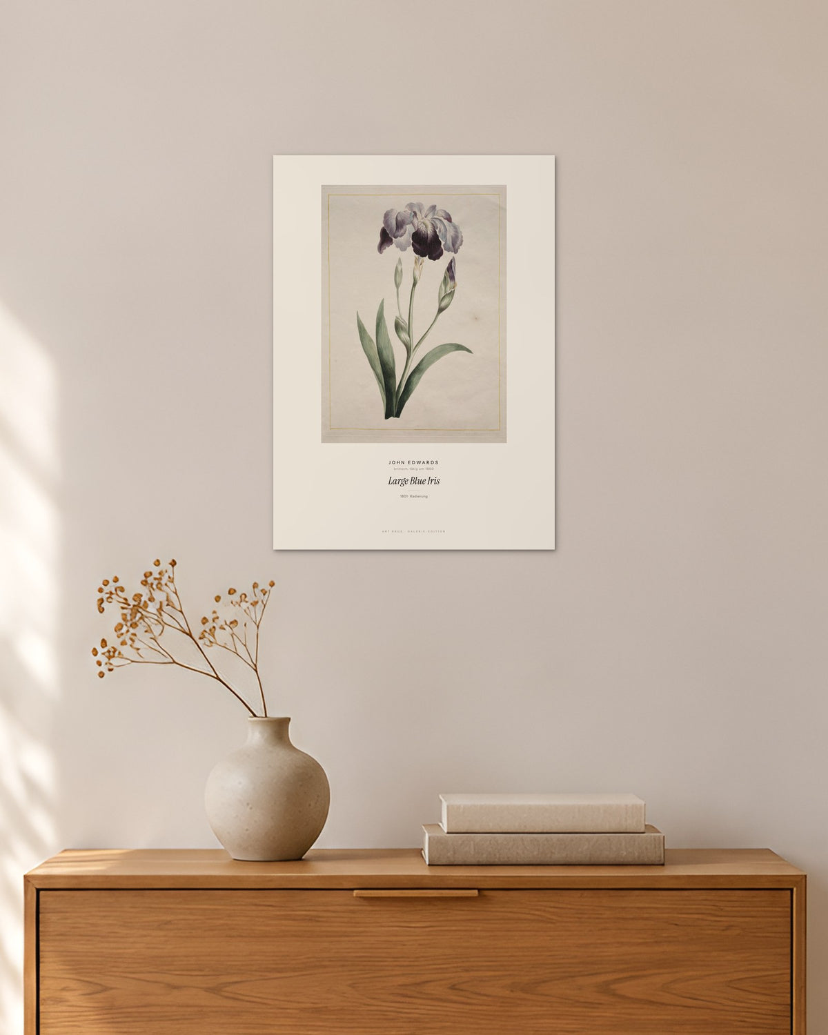 Large Blue Iris – John Edwards – 30 × 42 cm ohne Rahmen – Raumansicht – Art Bros
