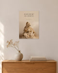 Mama Bear? No. Lioness – Löwin mit Jungem Poster – 30 × 42 cm ohne Rahmen – Raumansicht – Art Bros