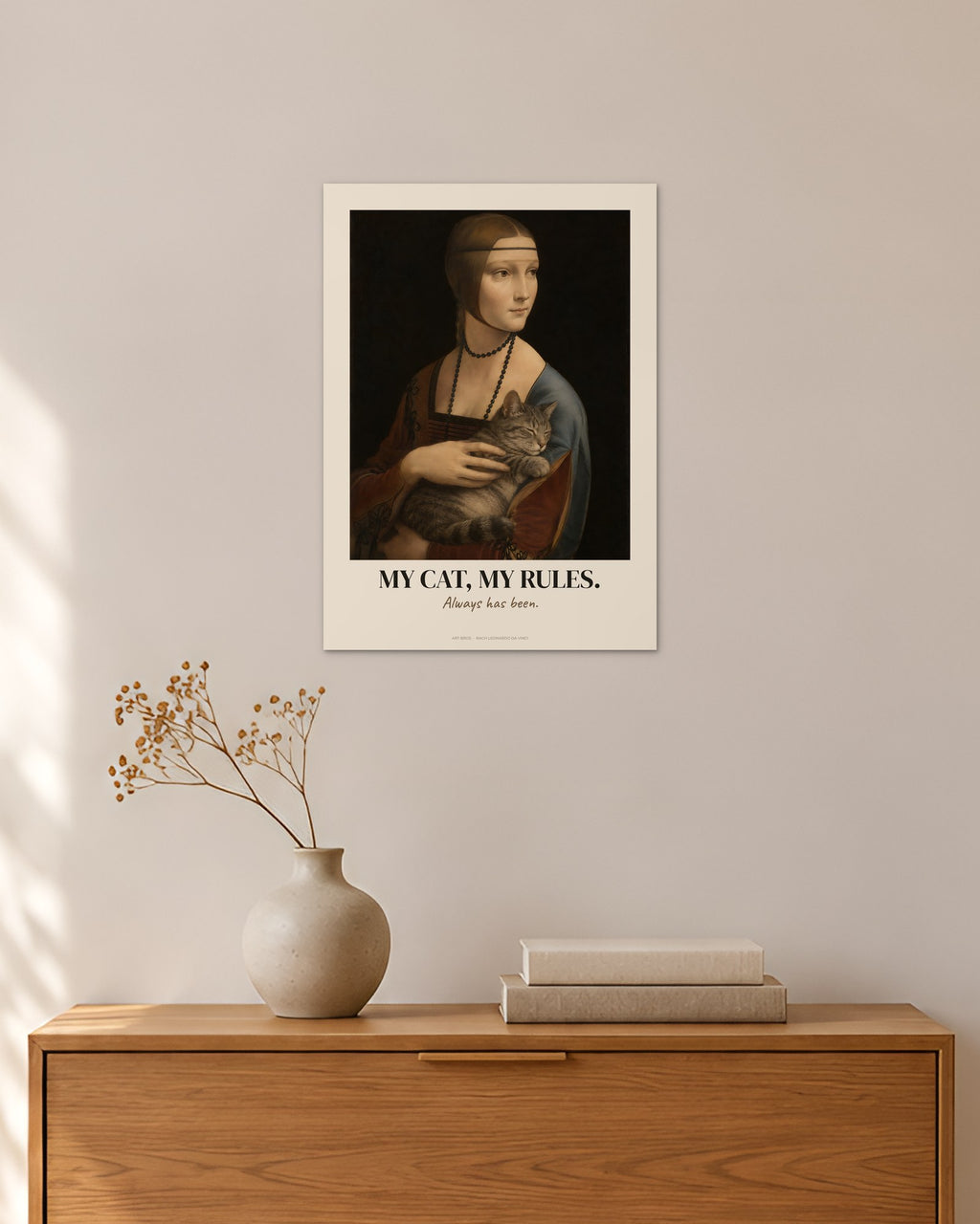 Dame mit dem Hermelin – „My Cat, My Rules“ | Klassiker neu gedacht – 30 × 42 cm ohne Rahmen – Raumansicht – Art Bros