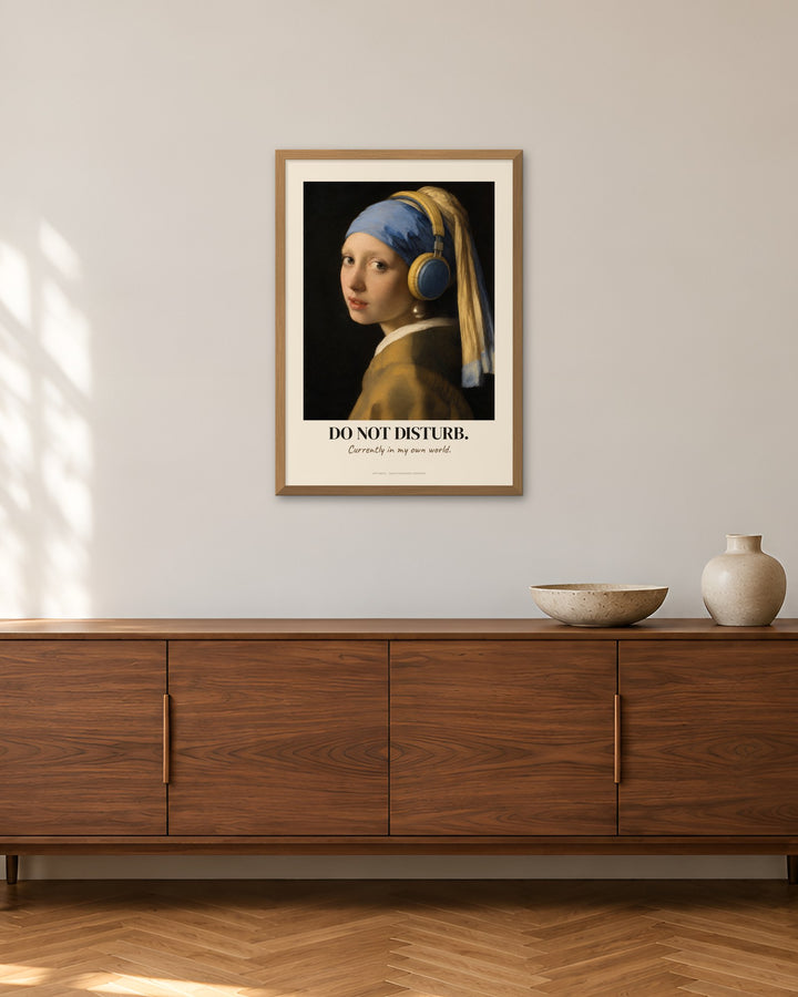 Das Mädchen mit dem Perlenohrring – „Do Not Disturb“ | Klassiker neu gedacht – 50 × 70 cm im Holzrahmen – Raumansicht – Art Bros
