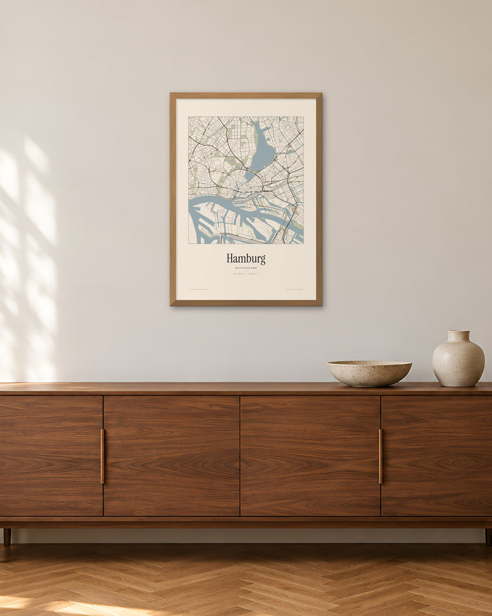 Hamburg Stadtplan – Wandbild – 50 × 70 cm im Holzrahmen – Raumansicht – Art Bros