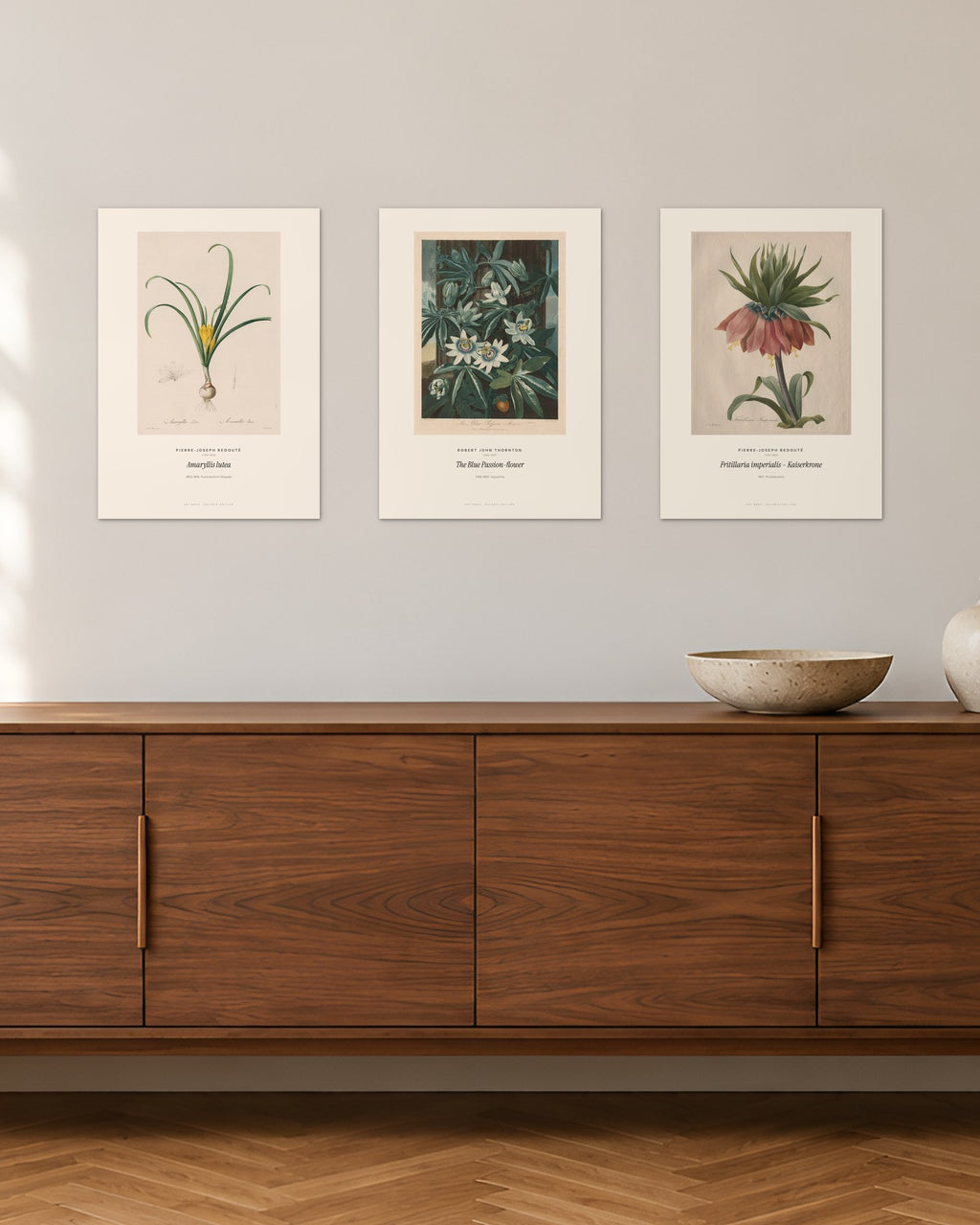 Botanische Blüten – 3er-Set Wandbilder – 30 × 42 cm ohne Rahmen – Raumansicht – Art Bros