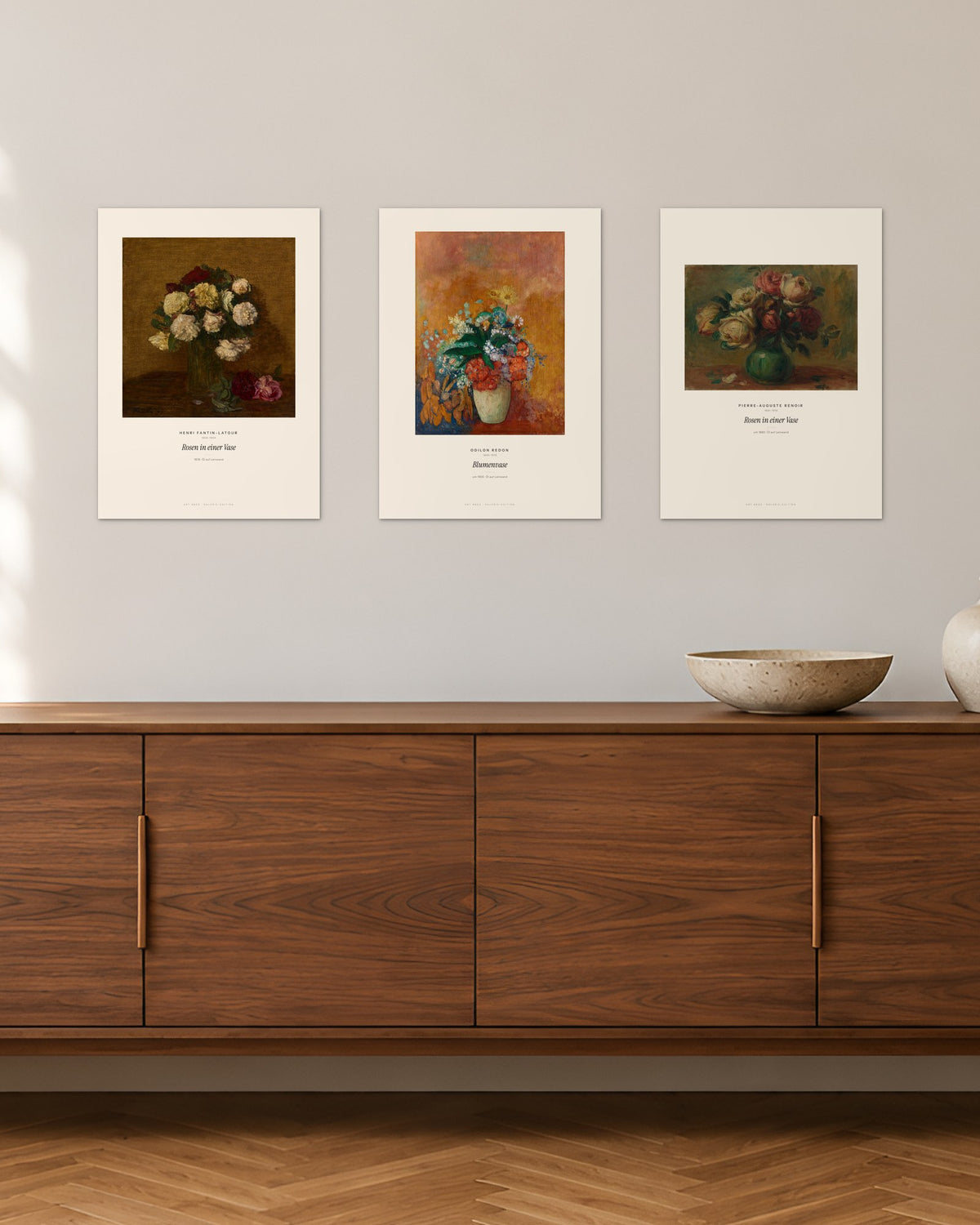 Blumen in der Vase – 3er-Set Wandbilder – 30 × 42 cm ohne Rahmen – Raumansicht – Art Bros