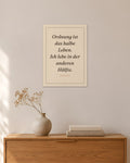 „Ordnung ist das halbe Leben. Ich lebe in der anderen Hälfte“ – Spruch-Poster – 30 × 42 cm ohne Rahmen – Raumansicht – Art Bros