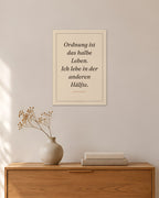 „Ordnung ist das halbe Leben. Ich lebe in der anderen Hälfte“ – Spruch-Poster – 30 × 42 cm ohne Rahmen – Raumansicht – Art Bros