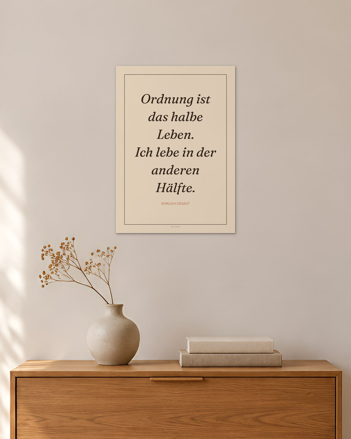 „Ordnung ist das halbe Leben. Ich lebe in der anderen Hälfte“ – Spruch-Poster – 30 × 42 cm ohne Rahmen – Raumansicht – Art Bros