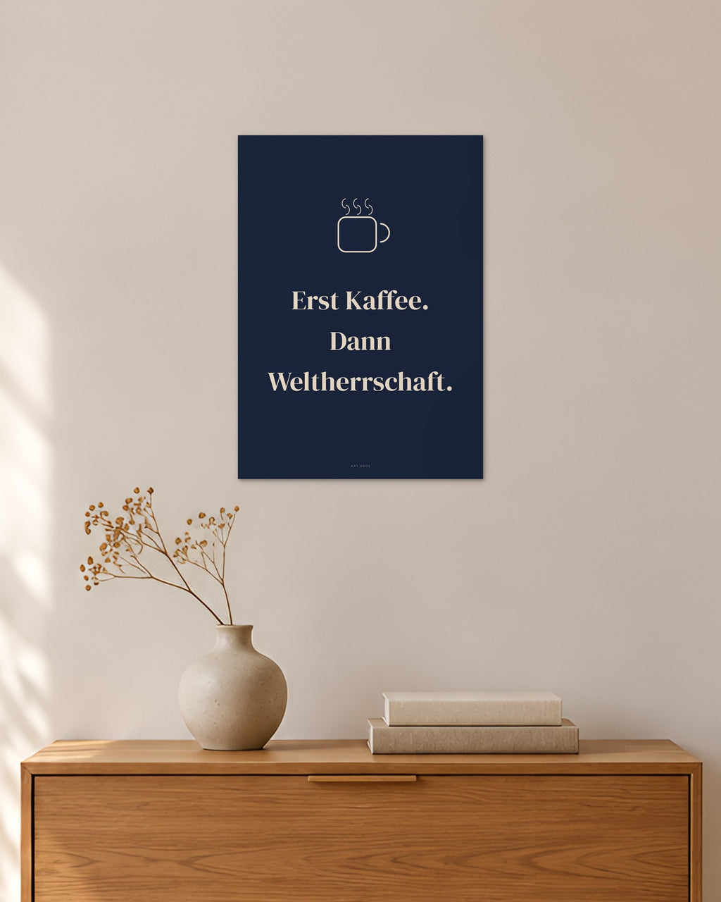 „Erst Kaffee. Dann Weltherrschaft“ – Spruch-Poster – 30 × 42 cm ohne Rahmen – Raumansicht – Art Bros