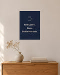 „Erst Kaffee. Dann Weltherrschaft“ – Spruch-Poster – 30 × 42 cm ohne Rahmen – Raumansicht – Art Bros