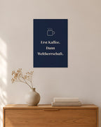 „Erst Kaffee. Dann Weltherrschaft“ – Spruch-Poster – 30 × 42 cm ohne Rahmen – Raumansicht – Art Bros
